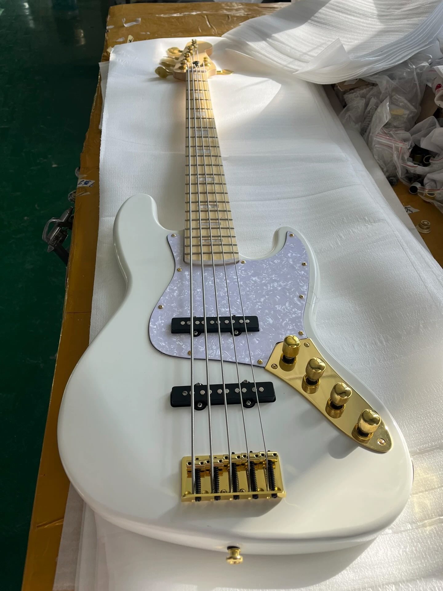 Custom Fender Style 5 Strings Electric Guitar Bass with Maple Neck and Fingerboard, Active Pickup, Gold Hardware